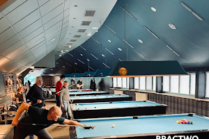 CUE CLAN Klub - Bilard - Snooker - Dart - Pub - Bar z przekąskami - Sklep z akcesoriami image
