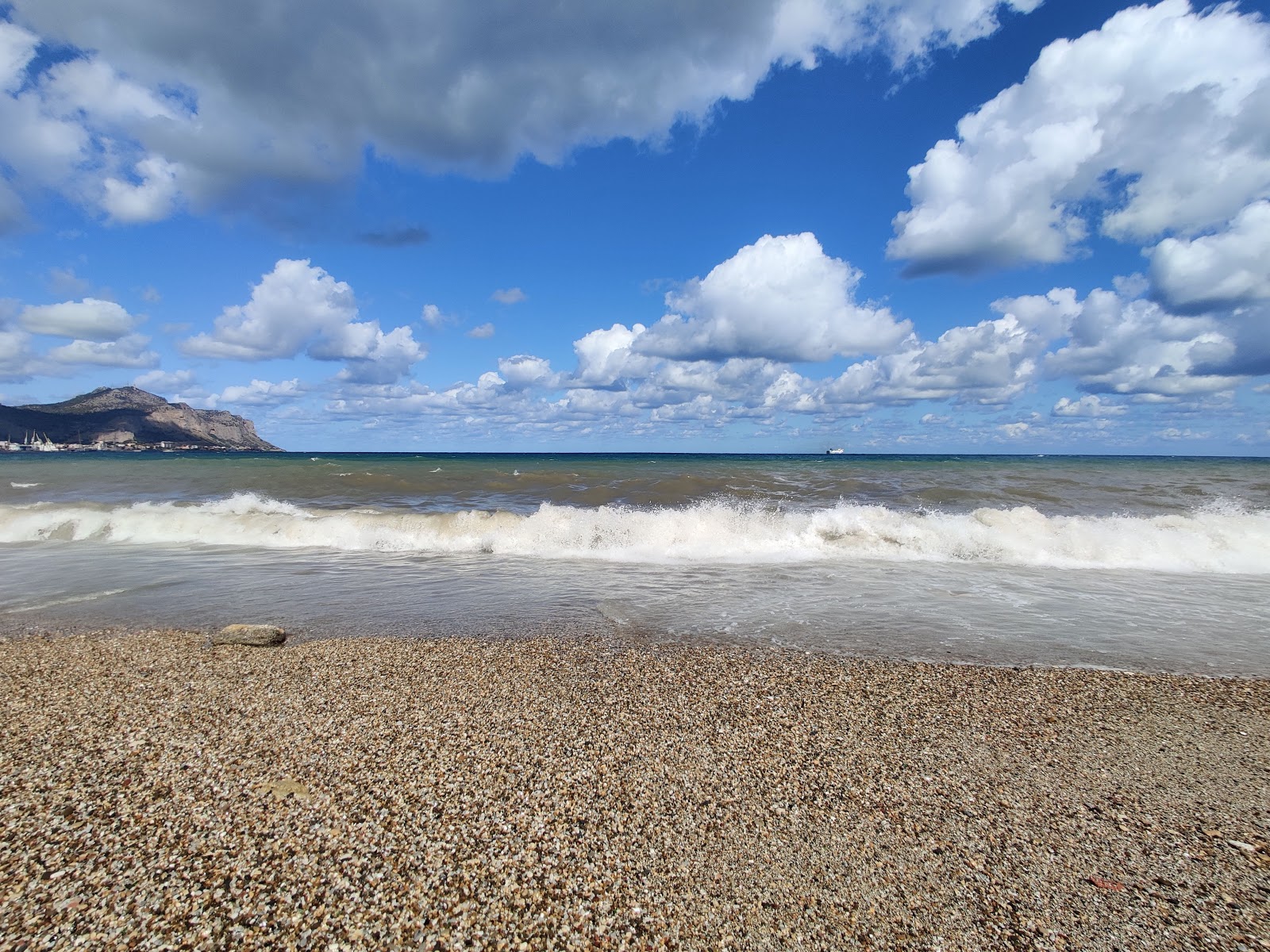 Foto van Spiaggia di Romagnolo ondersteund door kliffen