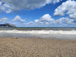 Photo de Spiaggia di Romagnolo protégé par des falaises