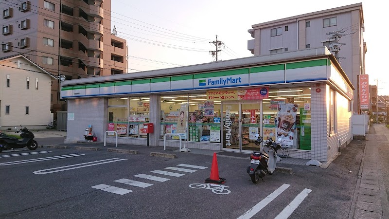 ファミリーマート 岩倉新柳町店