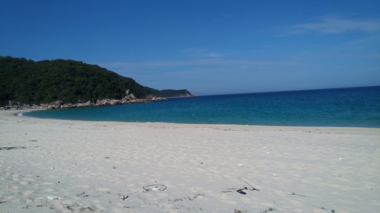 Φωτογραφία του Na Beach με μακρά ευθεία ακτή