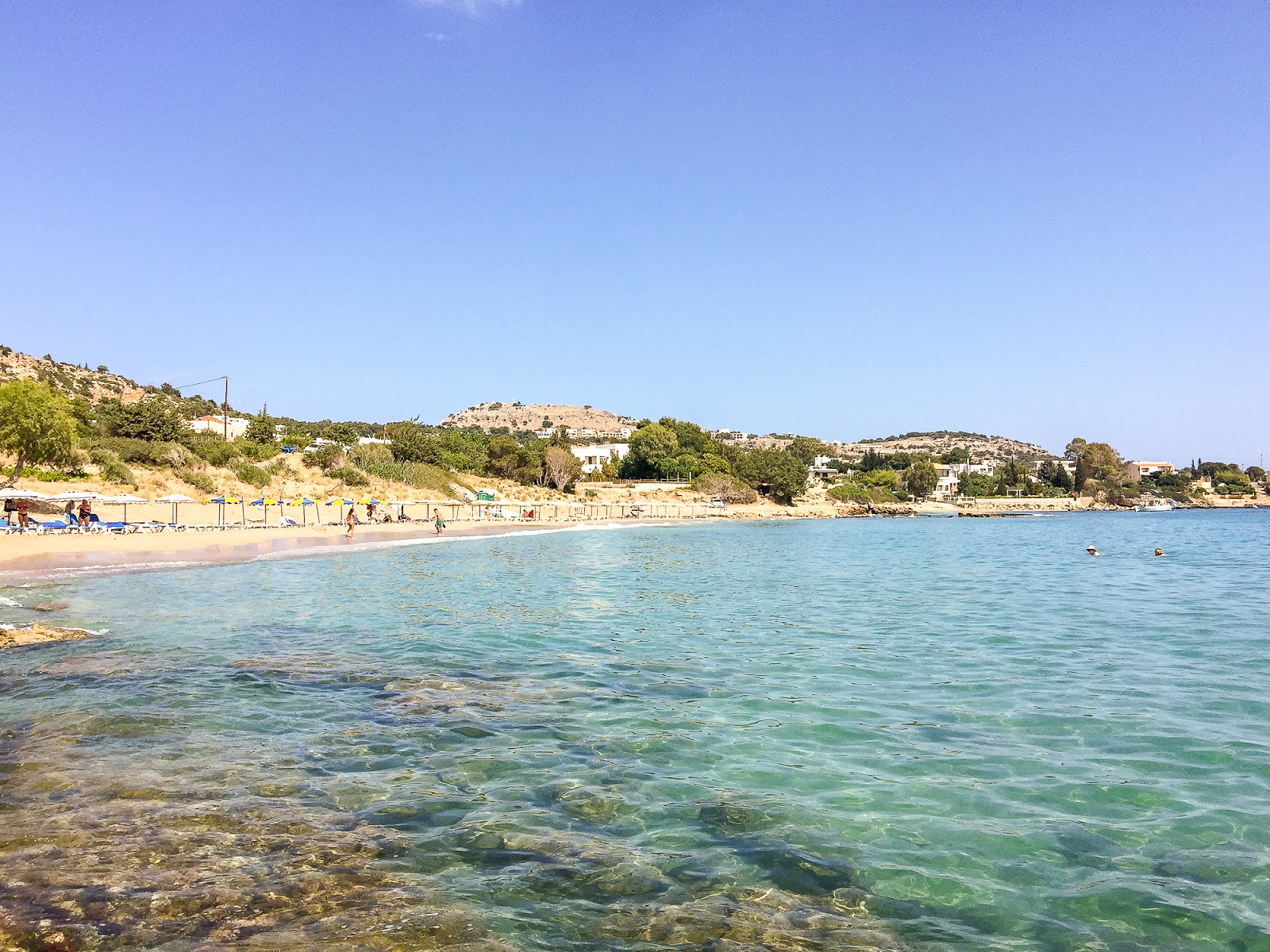 Foto di Spiaggia di Plakia sorretto da scogliere