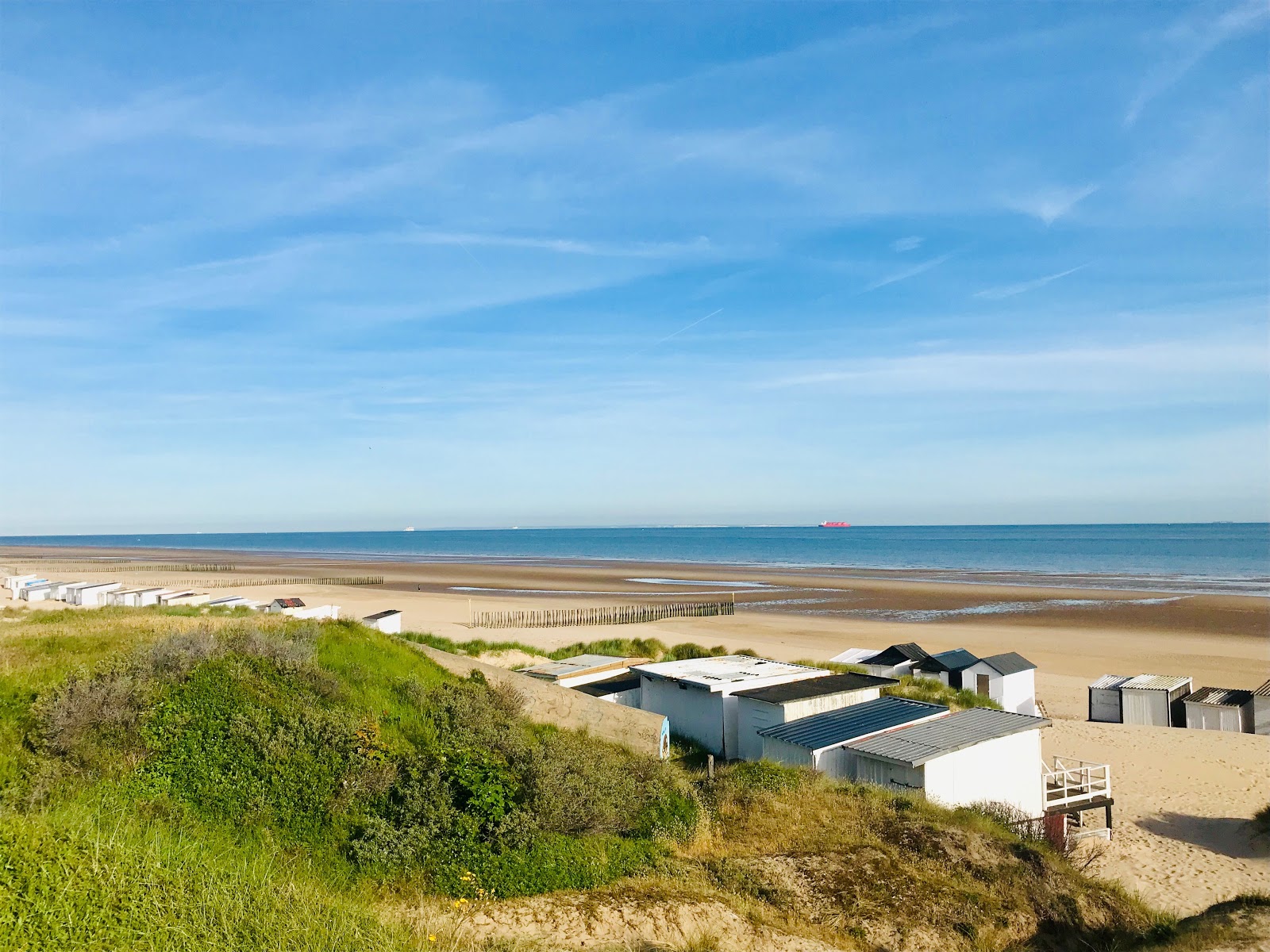 Foto de Praia de Calais com areia brilhante superfície
