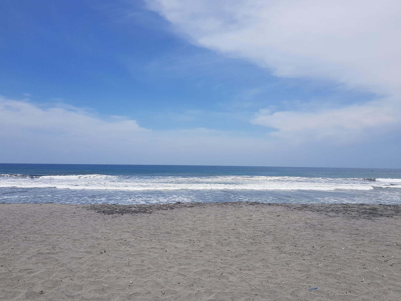 Fotografija San Marcelino beach z modra čista voda površino