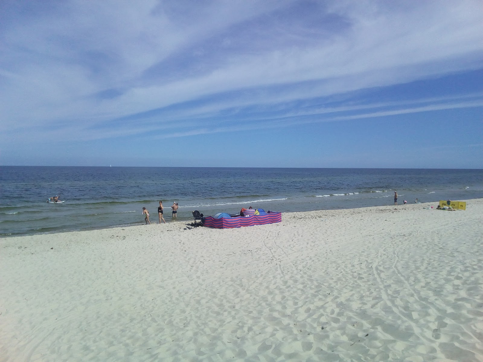 Foto van Mrzezynska Beach met turquoise puur water oppervlakte