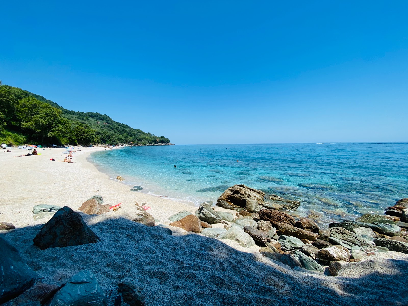 Foto de Plaka beach com muito limpo nível de limpeza