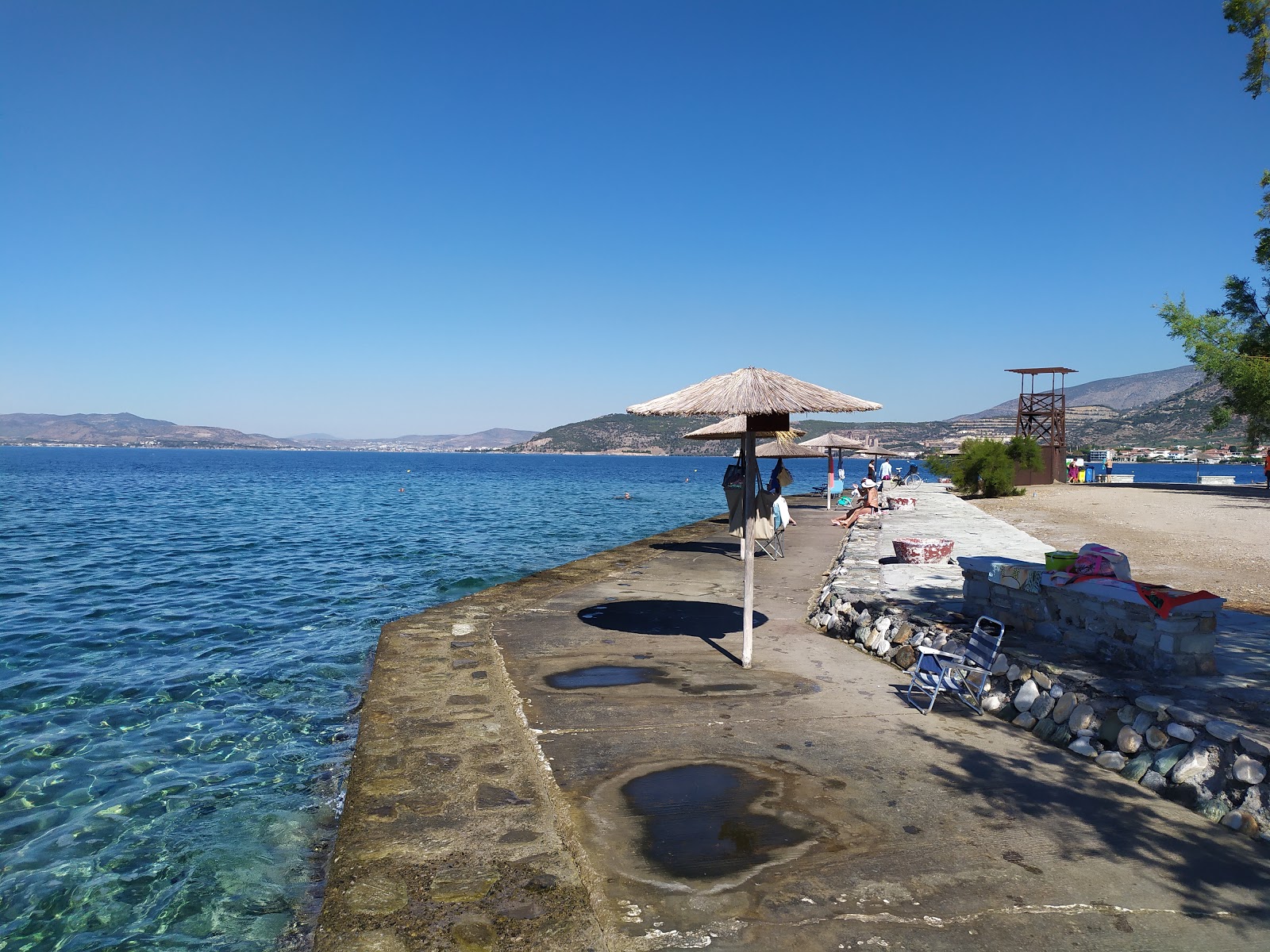 Foto von Soutrali beach mit betonierte fläche Oberfläche