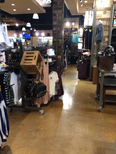 Clothing Store «Tillys», reviews and photos, 343 N Alafaya Trail, Orlando, FL 32828, USA