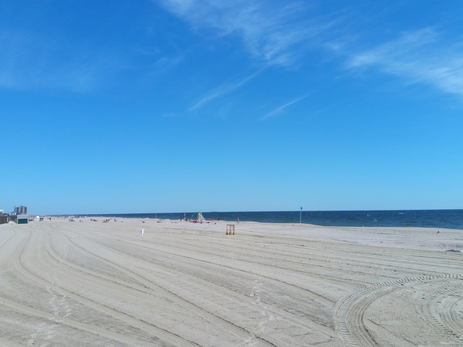 Φωτογραφία του Long Branch Beach I - δημοφιλές μέρος μεταξύ λάτρεις της χαλάρωσης