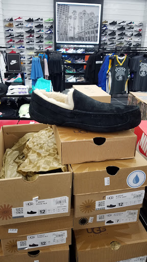 Shoe Store «Shoe Palace», reviews and photos, 8155 Camino Arroyo #13, Gilroy, CA 95020, USA