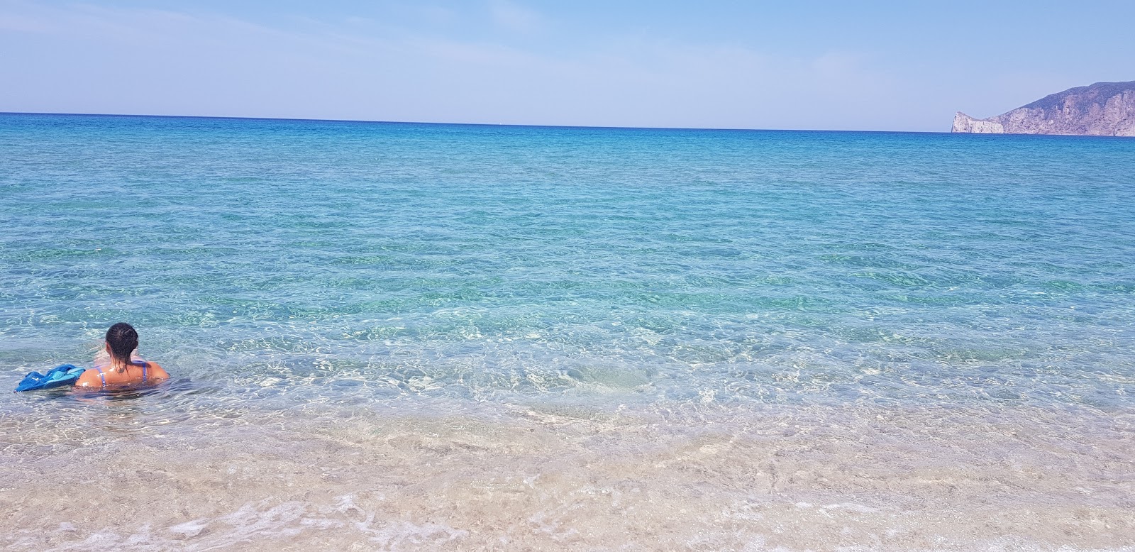 Foto de Playa de Fontanamare con agua cristalina superficie