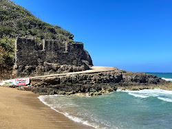 Foto di Playa Puerto Hermina sorretto da scogliere