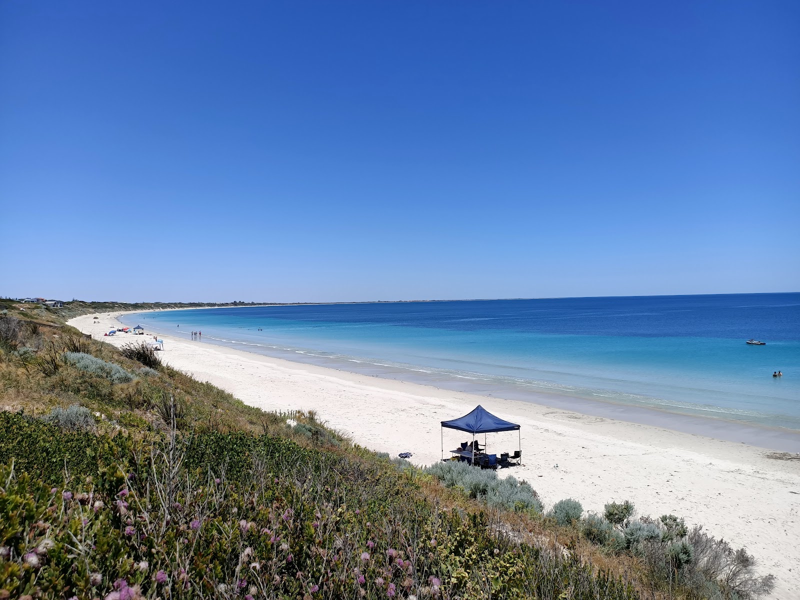 Warnbro Beach'in fotoğrafı düz ve uzun ile birlikte