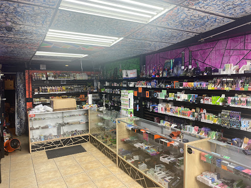 Tobacco Shop «18 Plus Vape & Shop», reviews and photos, 4037 Broadway, Kansas City, MO 64111, USA