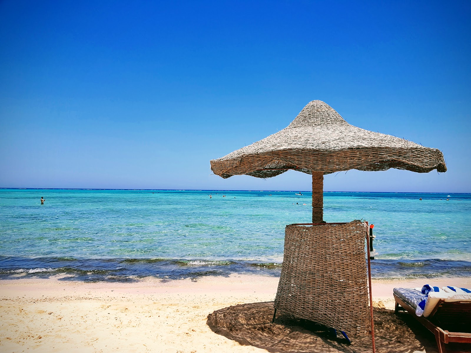 Tinda Bedona Beach'in fotoğrafı geniş bir kıyı şeridi ile birlikte