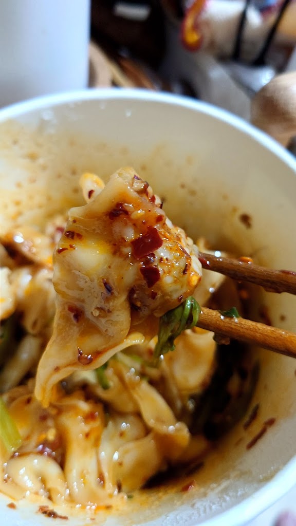 巷子重慶小麵《特色口水雞｜雜醬酸辣粉｜豌雜米線｜老麻抄手｜酸菜肉絲米線｜麻辣涼麵｜三鮮砂鍋米線｜紅燒牛肉麵｜紅燒肥腸麵｜泡椒鳳爪｜麻辣重慶小吃｜川渝私房小菜》 的照片