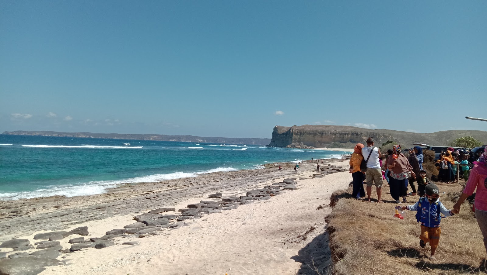 Photo de Kura-kura Beach protégé par des falaises