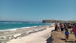 Photo de Kura-kura Beach protégé par des falaises