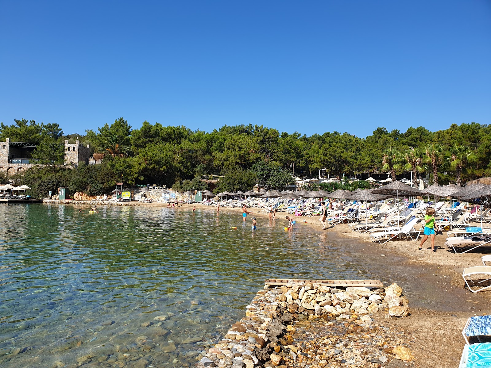 博德鲁姆度假村海滩的照片 带有棕色细卵石表面