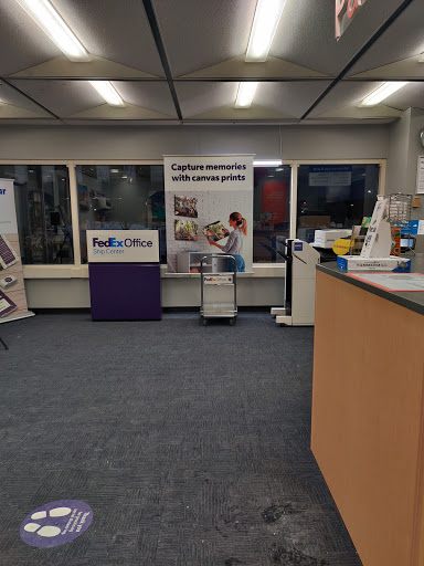 Shipping and Mailing Service «FedEx Office Ship Center», reviews and photos, 1315 W 22nd St #101, Oak Brook, IL 60523, USA