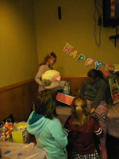 Pizza Restaurant «Round Table Pizza», reviews and photos, 10389 SE 82nd Ave, Happy Valley, OR 97086, USA