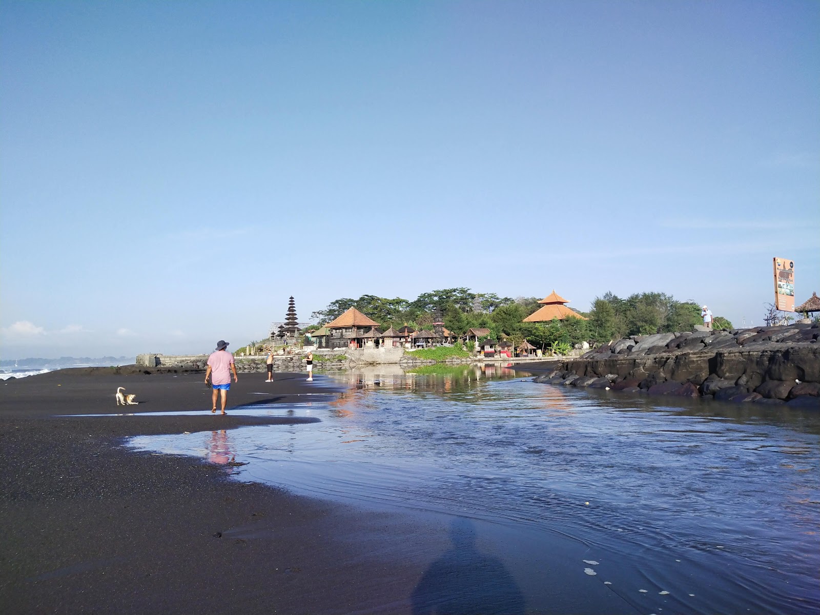Valokuva Biaung Beachista. ja asutus