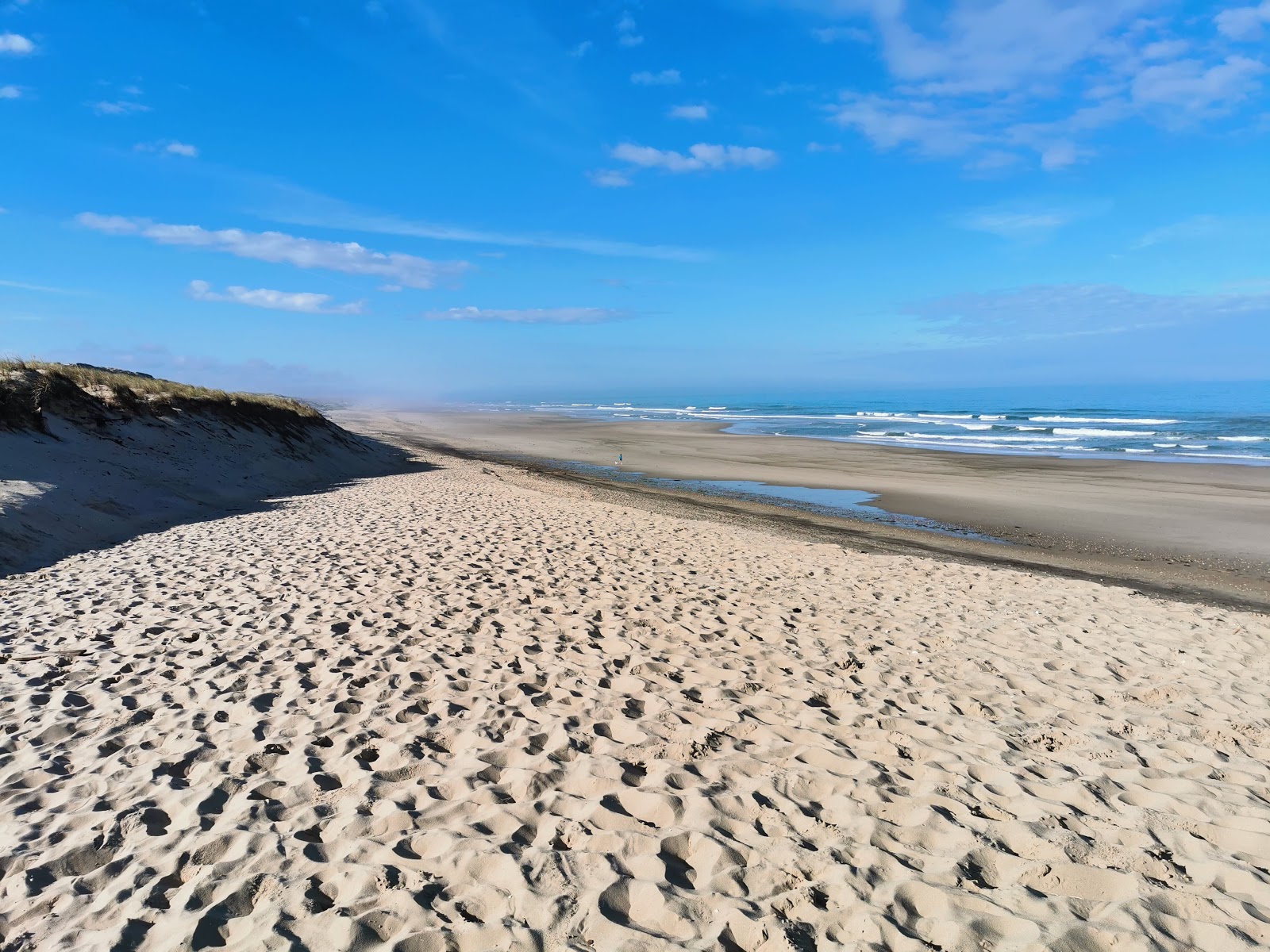 Photo de Montalivet beach avec sable lumineux de surface