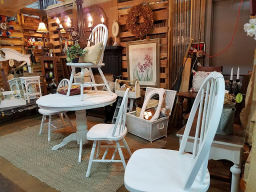 Consignment Shop «Trader Maes Decor & Artist Market», reviews and photos, 2001 Rock Springs Rd, Apopka, FL 32712, USA