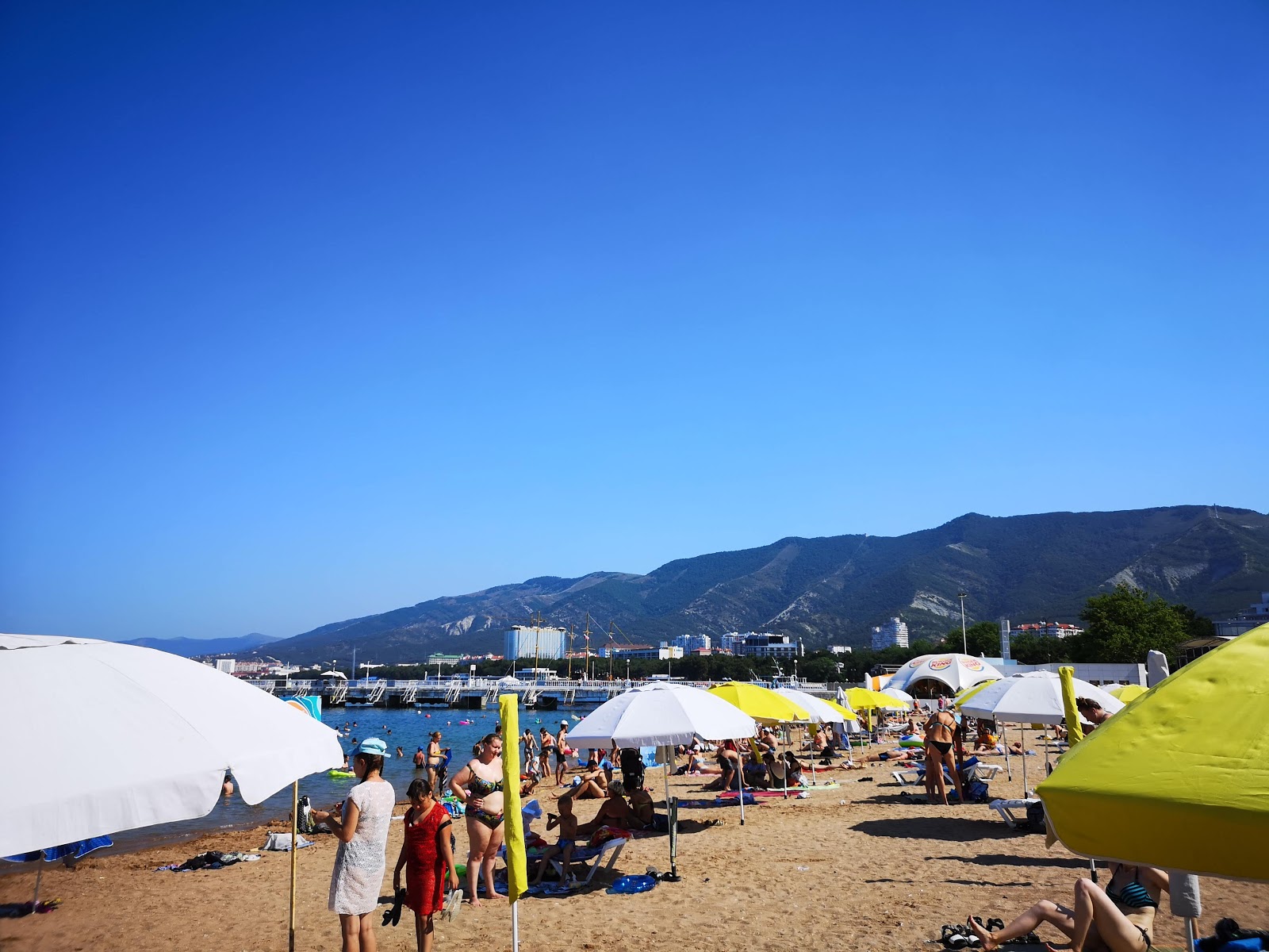 Gelendzhik beach'in fotoğrafı - rahatlamayı sevenler arasında popüler bir yer