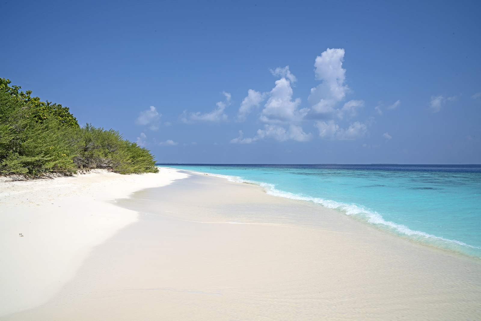 Foto von Hulhumeedhoo Beach mit weißer sand Oberfläche