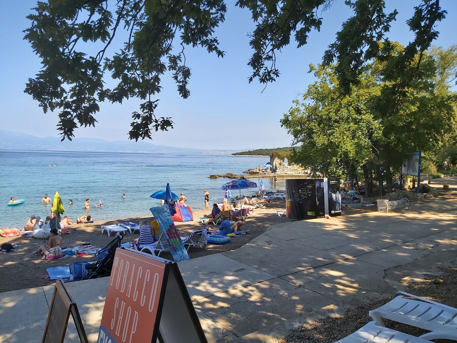 Adriatic beach的照片 带有小海湾