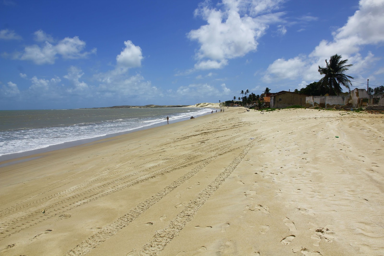 Foto de Praia da Pititinga com areia fina e brilhante superfície