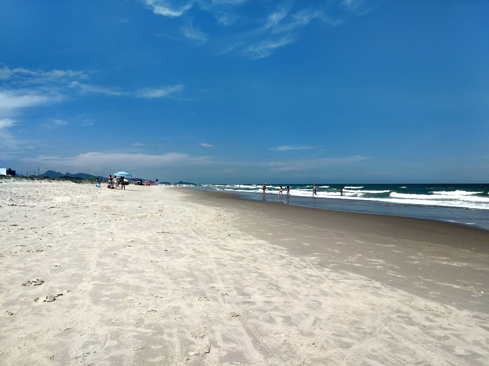 Photo de Plage de Coroados avec rivage droit, long
