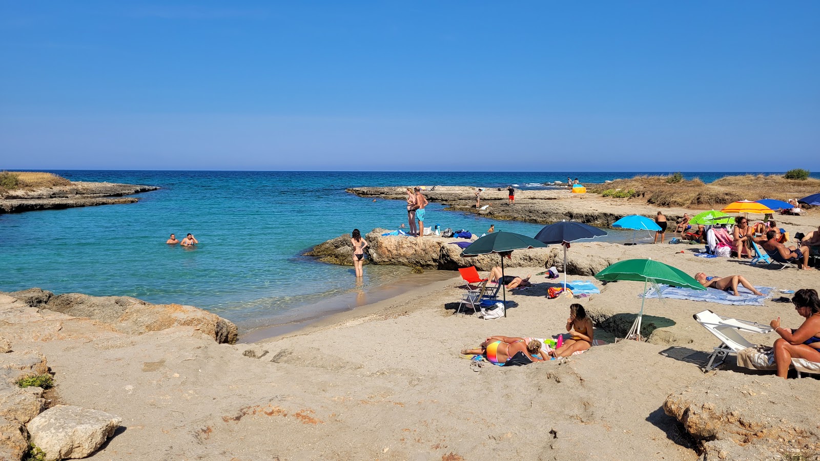 Foto von Isoletta Beach mit beiger sand & kies Oberfläche