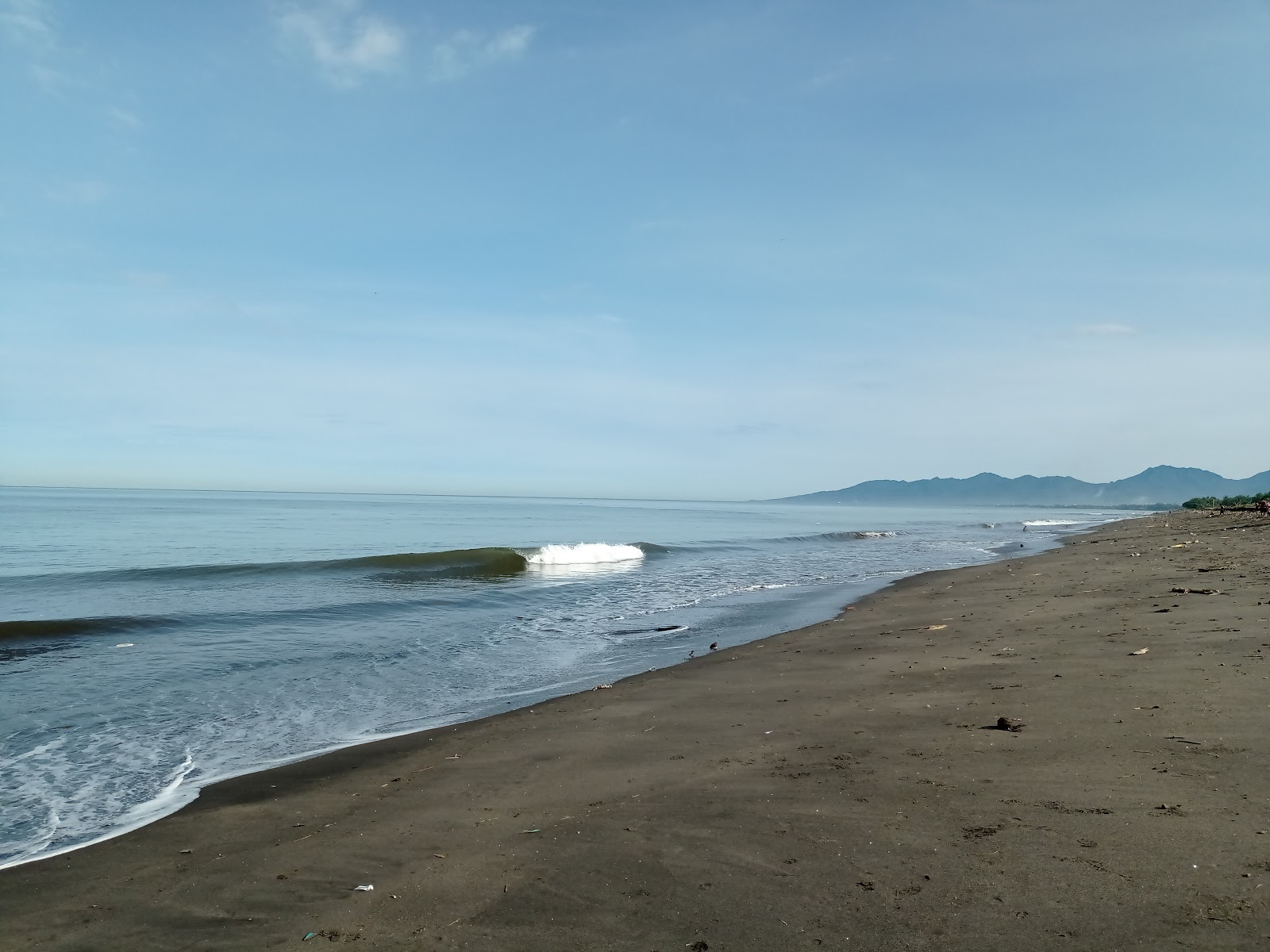 Foto di Karang Bangket Beach con una superficie del acqua turchese