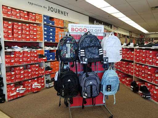 Shoe Store «Famous Footwear», reviews and photos, 381 E Irving Park Rd, Wood Dale, IL 60191, USA