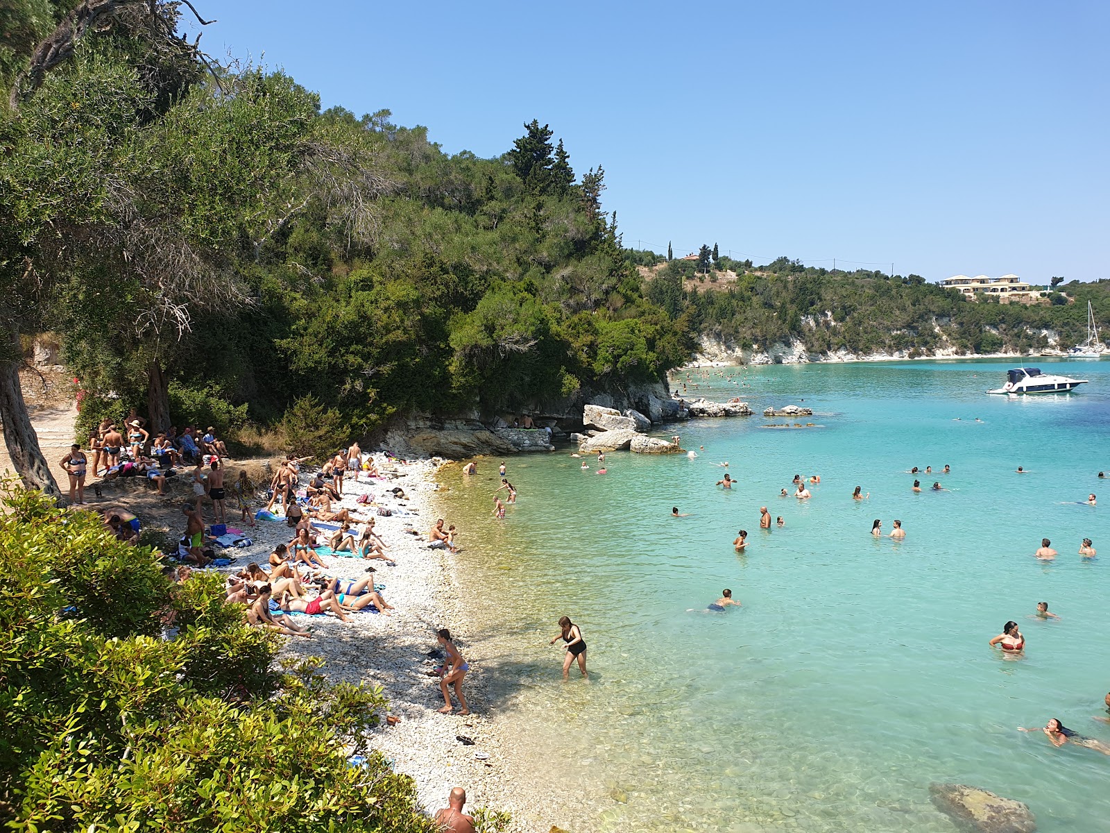 Foto de Kanoni beach com seixos bege superfície