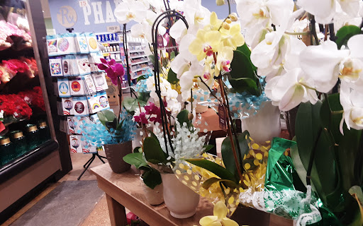 Grocery Store «Kroger», reviews and photos, 525 E Clifty Dr, Madison, IN 47250, USA