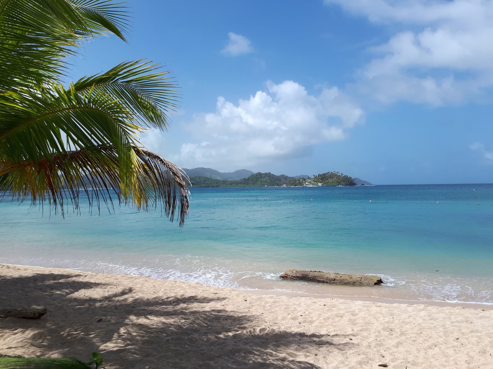 Foto af Isla Grande Beach bakket op af klipperne