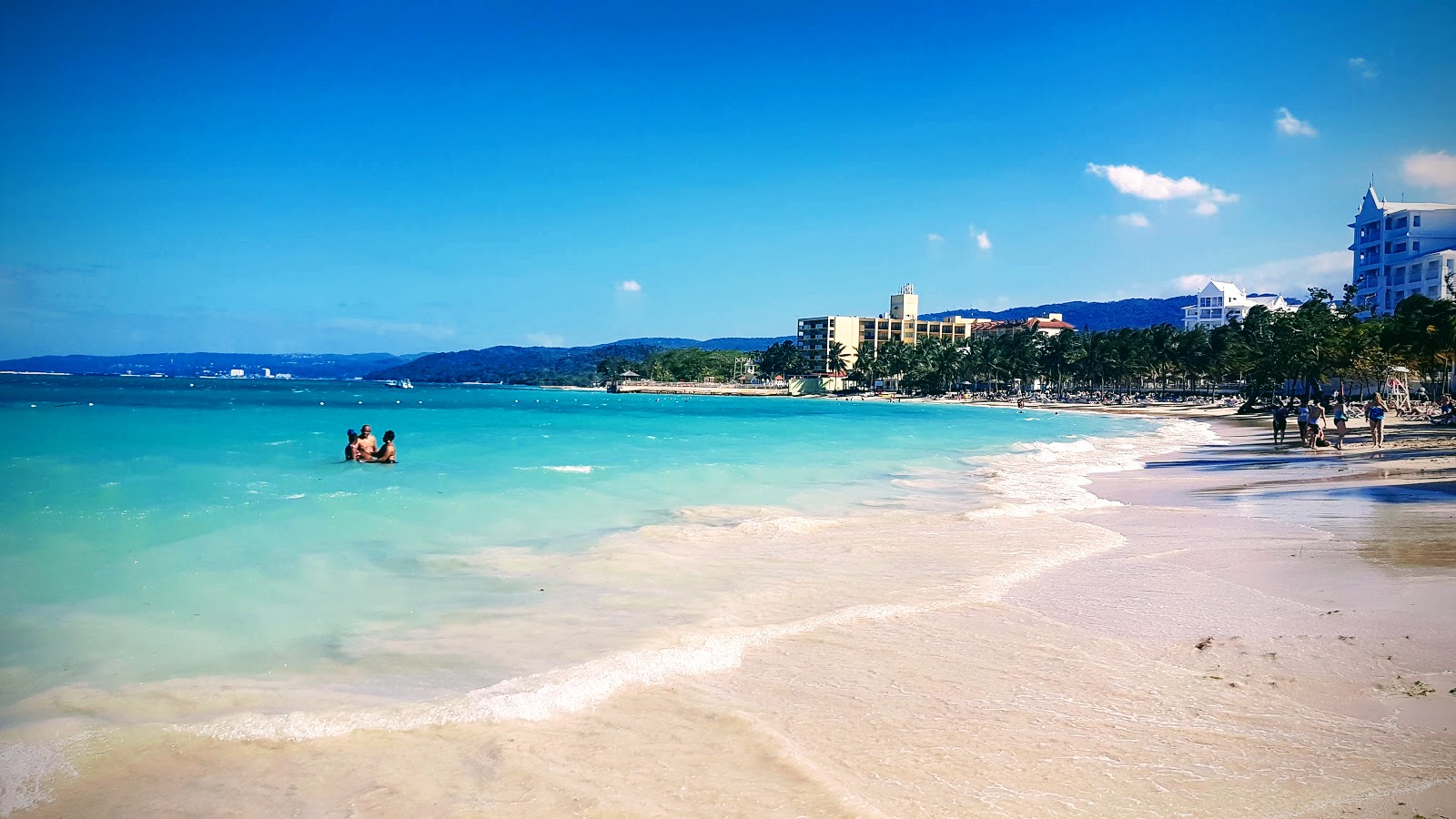 Photo de Plage de Mammee Bay avec sable fin et lumineux de surface