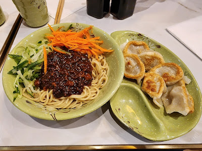 Dumpling House 川江号子 牛肉板面 à Paris