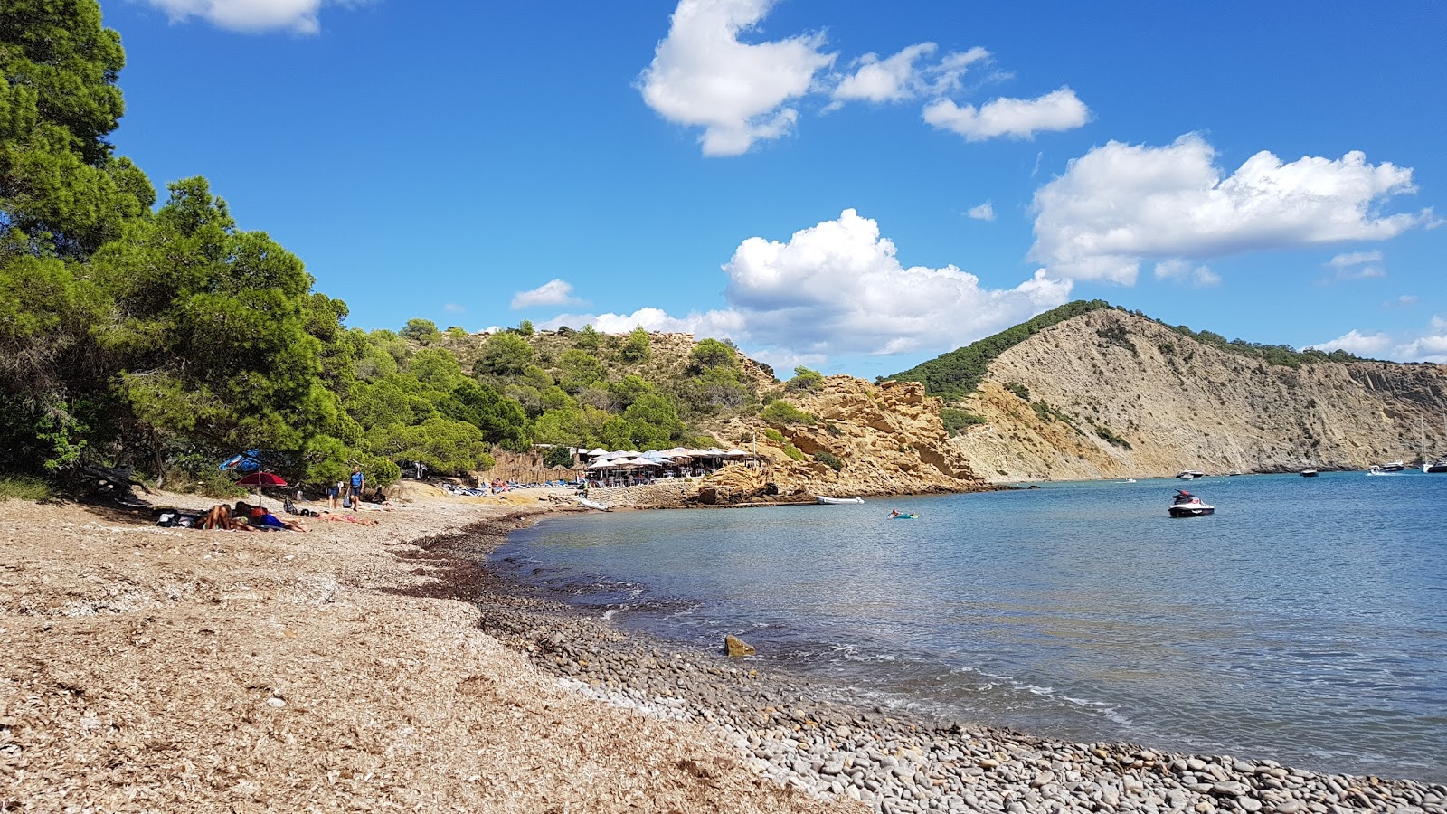 Foto av Playa Es Xarcu med grå sten yta
