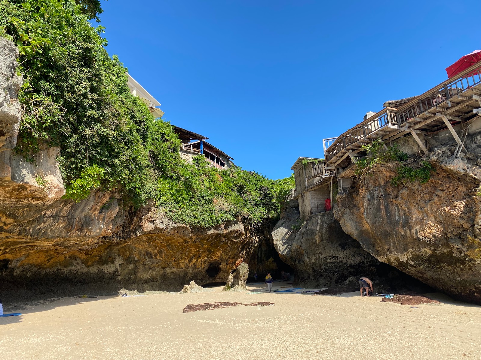 Fotografija Plaža Uluwatu in naselje