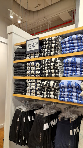 Clothing Store «Gap Outlet», reviews and photos, 264 W 125th St, New York, NY 10027, USA