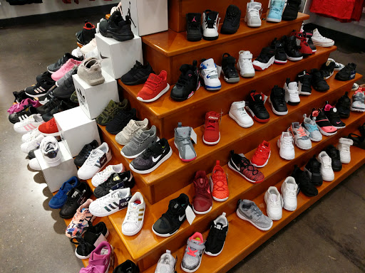 Shoe Store «Champs Sports», reviews and photos, 6779 Spring Mall Dr, Springfield, VA 22150, USA