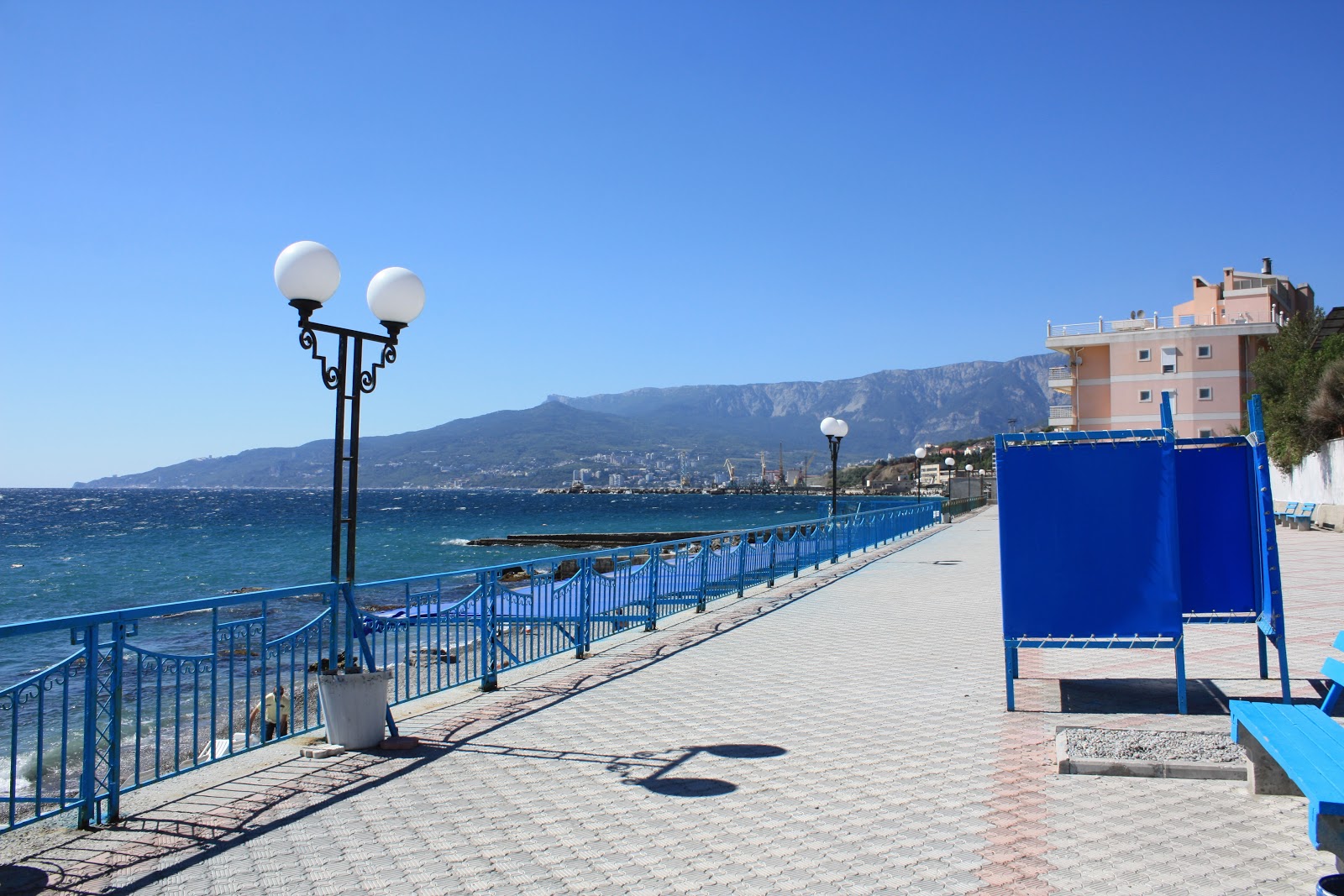 Valokuva Yalta beach IIista. puhtaustasolla korkea
