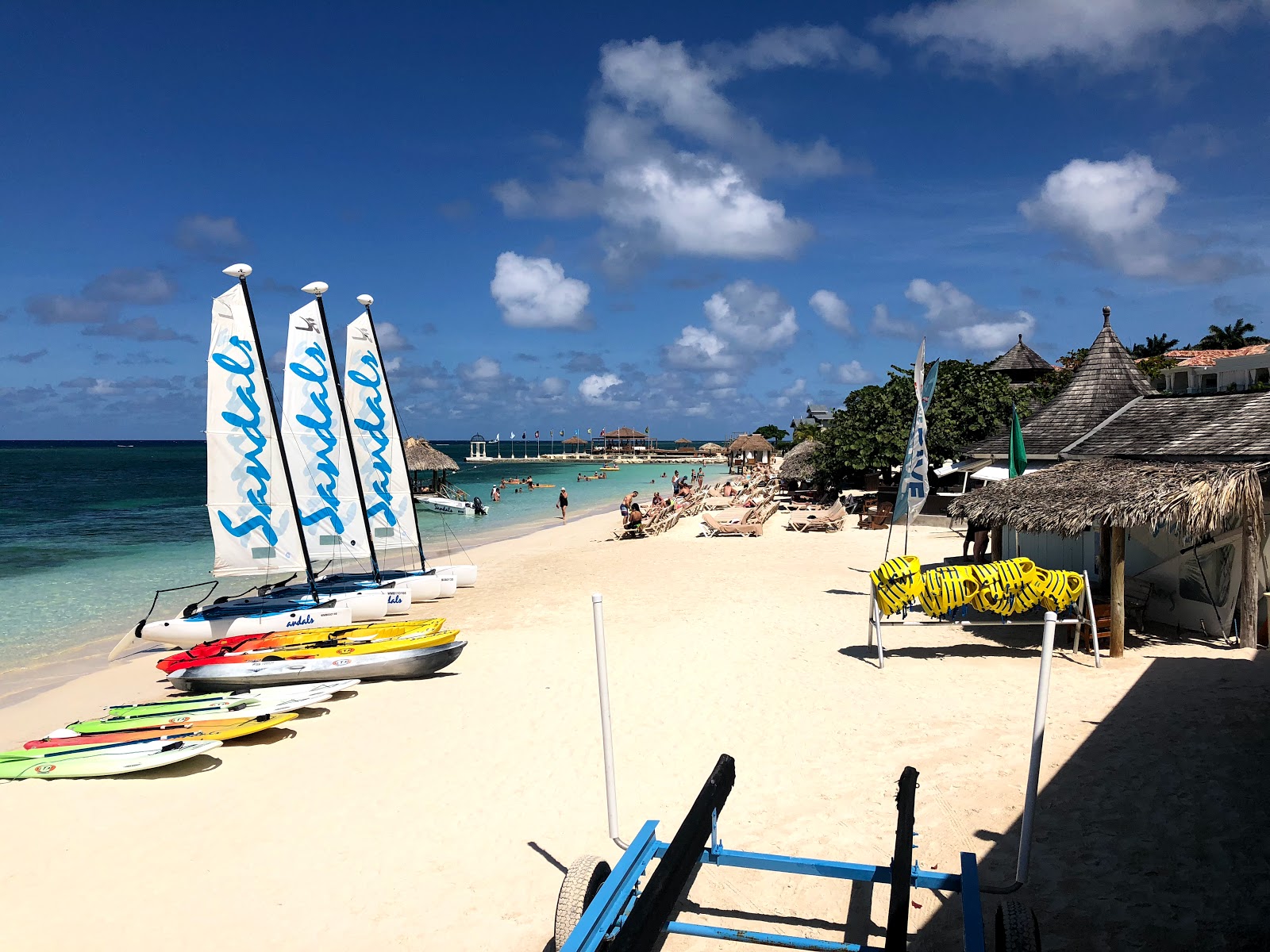 Sandals Montego Bay Plajı'in fotoğrafı - rahatlamayı sevenler arasında popüler bir yer