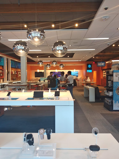 Shopping Mall «Barracks Rd Shopping Center», reviews and photos, 1117 Emmet St N, Charlottesville, VA 22903, USA