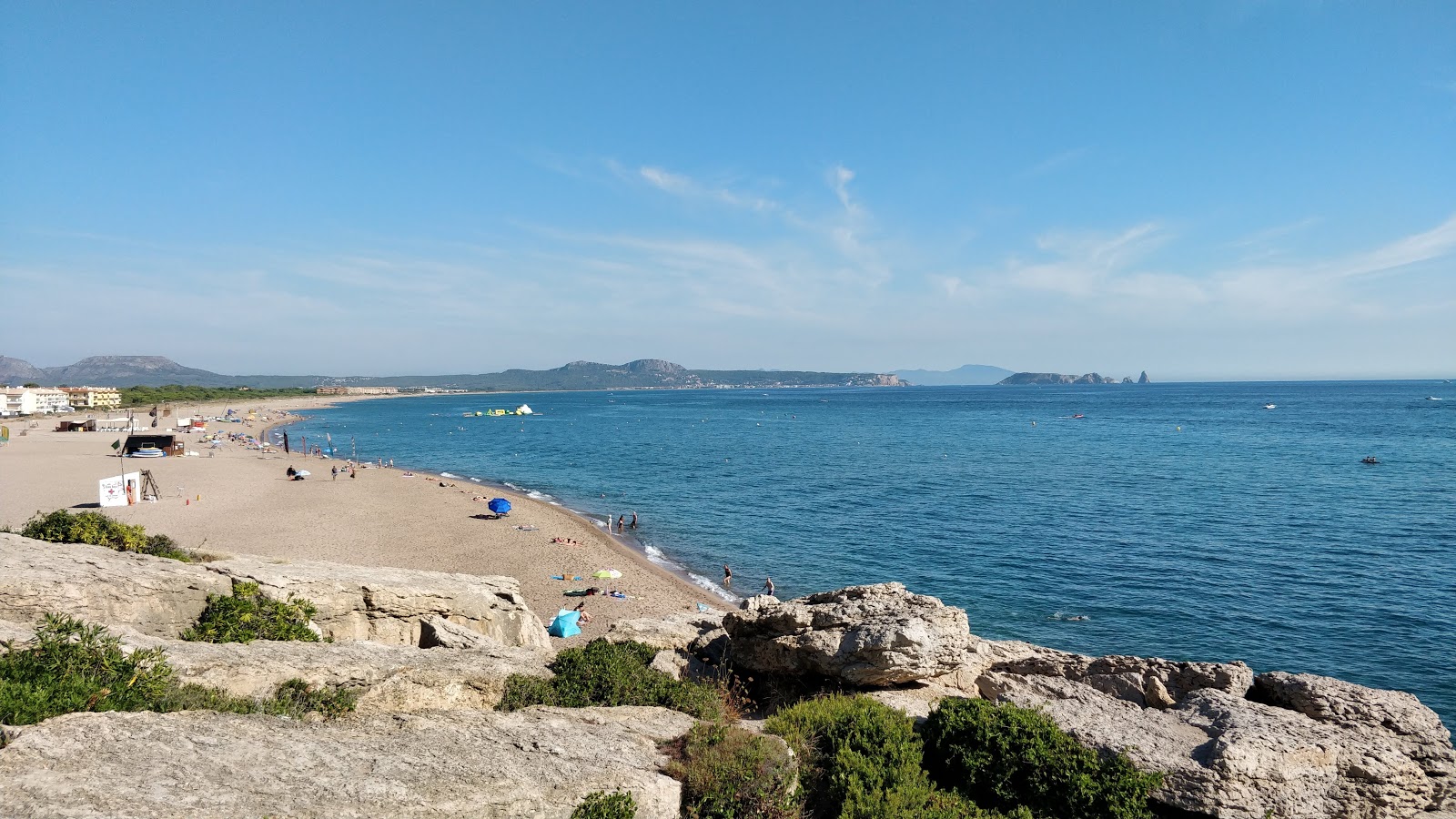 Foto di Spiaggia di Raco con una superficie del sabbia beige