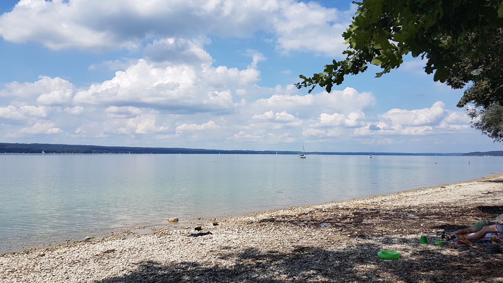 Foto di Erholungsgebiet Wartaweil con una superficie del acqua cristallina